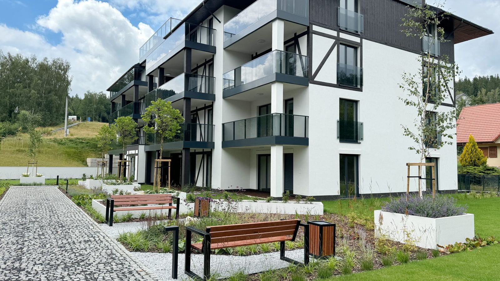 Budynek Apartamentów Polna 23 latem