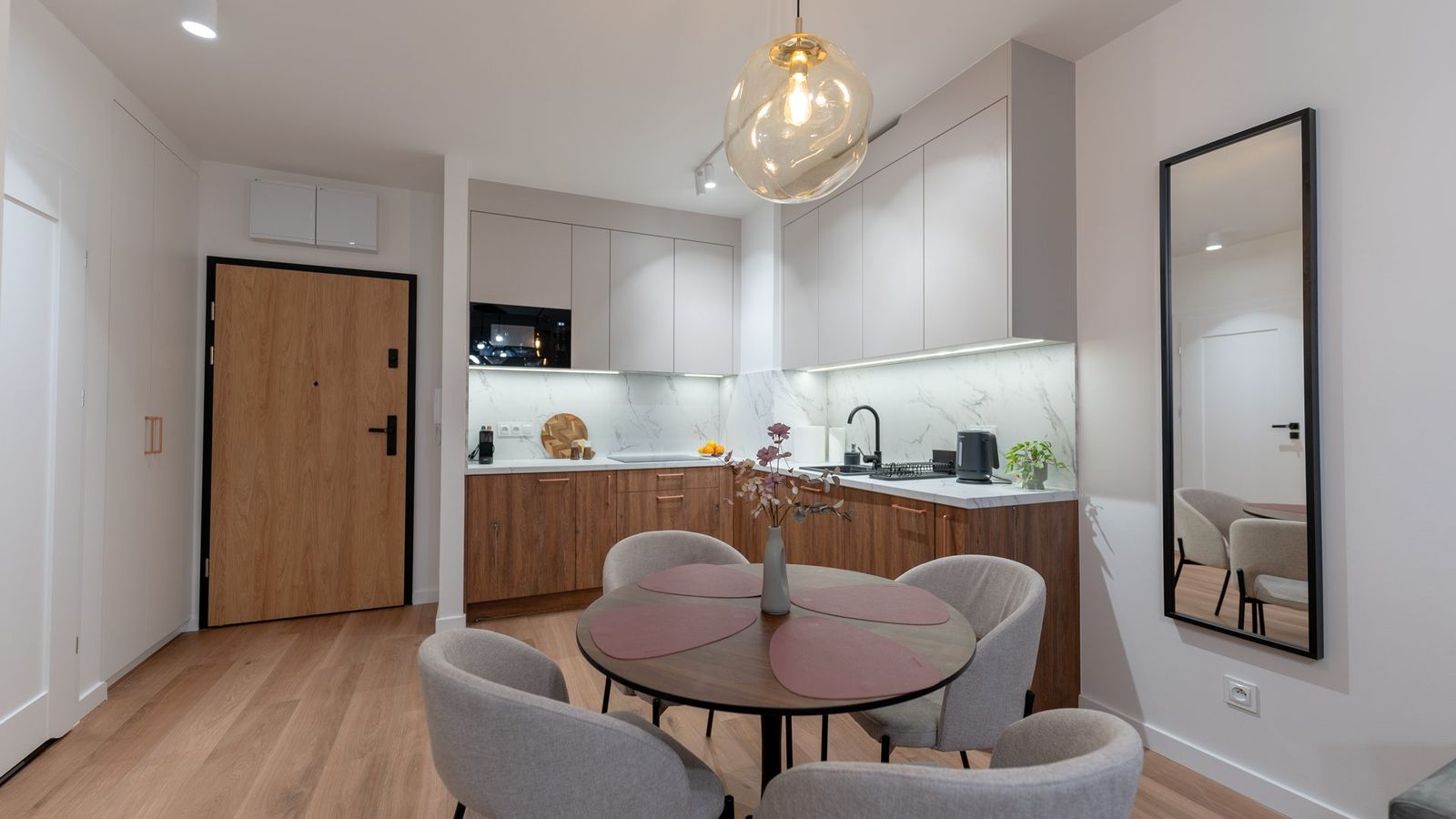 Wejście do apartamentu i aneks kuchenny